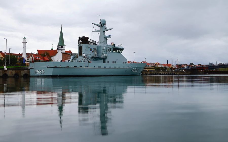 Ein dänisches Militärschiff in einem Hafen auf der Insel Bornholm.