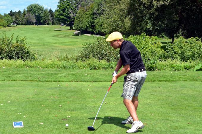 Bei einigen Sportarten erweist sich Linkshändigkeit als vorteilhaft. Golf Platz Sport linkshändig