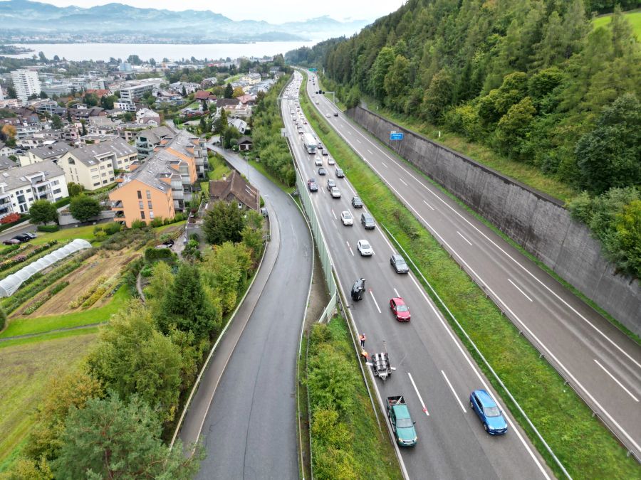 Aus noch ungeklärten Gründen überschlug sich der Anhänger und das Auto landete auf der Fahrbahn.
