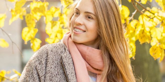 Bei der Skincare-Routine im Herbst liegt der Fokus darauf, die Haut mit ausreichend Feuchtigkeit zu versorgen. Bei der Skincare-Routine im Herbst liegt der Fokus darauf, die Haut mit ausreichend Feuchtigkeit zu versorgen.