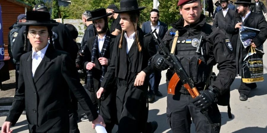 Bewaffnete Polizisten und jüdische Pilger in Uman