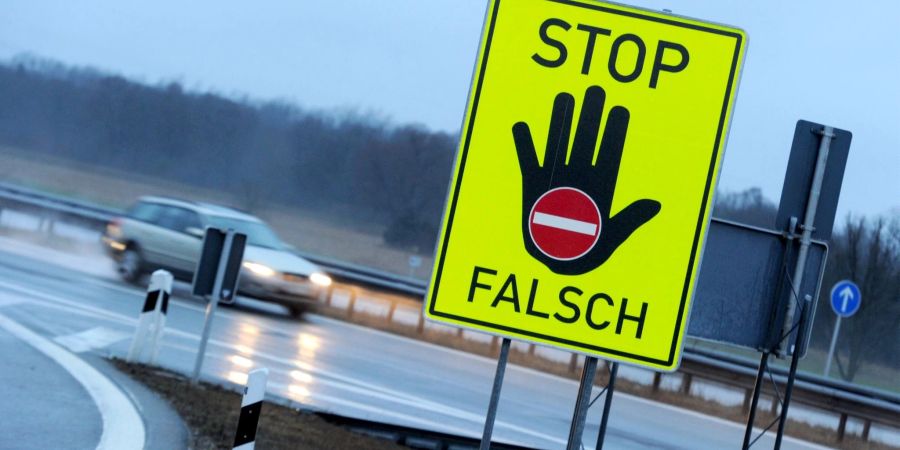 Grosse Gefahr - Geisterfahrer: Ein solches Schild warnt Autofahrer und Autofahrerinnen davor, irrtümlich auf der falschen Seite auf die Autobahn zu fahren.