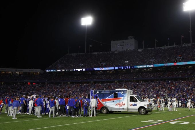 Die Spieler von Buffalo Bill stehen besorgt um den Krankenwagen in einem Spiel der NFL. NFL