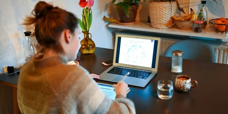 Studentin am Laptop