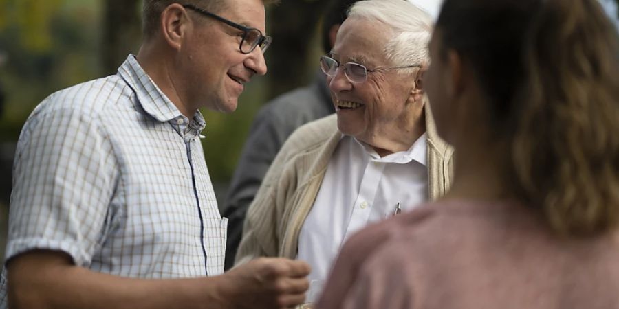 Alt Bundesrat Christoph Blocher (Mitte) sähe nach wie vor am liebsten den ehemaligen Parteipräsidenten Toni Brunner (links) im Bundesrat. Doch Brunner hat abgesagt. (Archivbild)