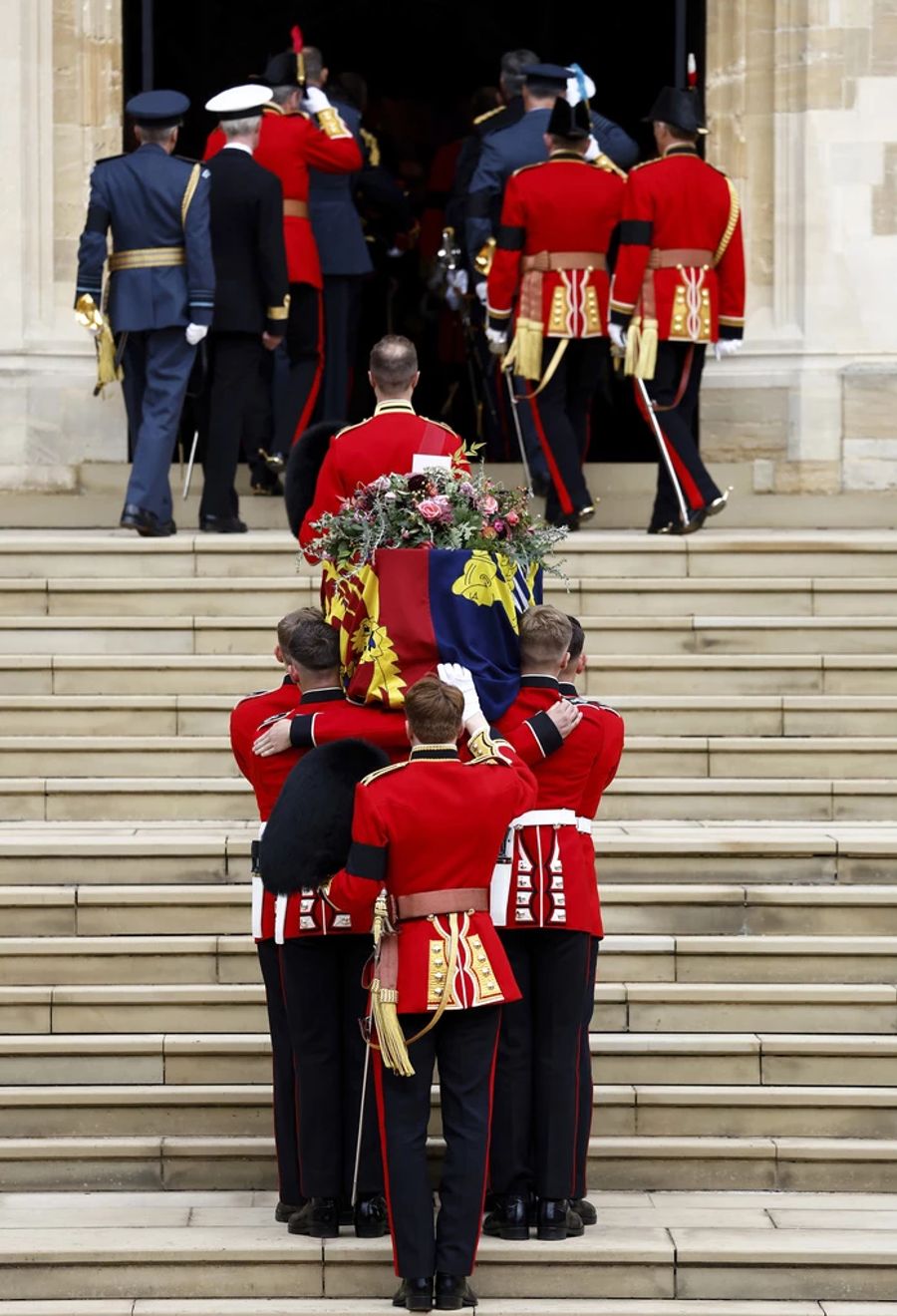 Der Sarg der Queen wird die Treppe der St. George's Chapel hochgetragen.