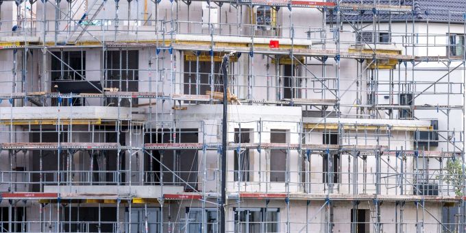 Steigende Zinsen und Preise machen sich auf dem Markt für Wohnimmobilien bemerkbar. wohnungen
