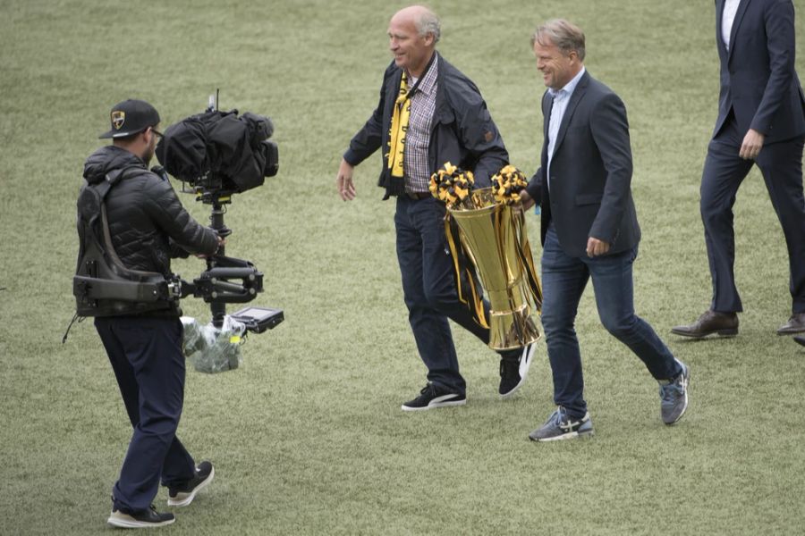 Zwei YB-Legenden: Vor vier Jahren darf Lunde mit Martin Weber den Meisterpokal ins Stadion tragen.