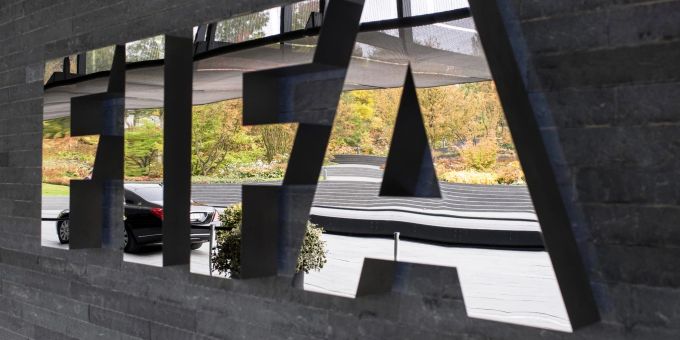 Das Logo der FIFA ist aussen am Hauptsitz des Weltfussballverbandes in Zürich zu sehen. gianni infantino
