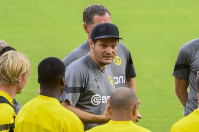 Edin Terzic gibt seinen Jungs noch die letzten Anweisungen vor dem wichtigen Spiel gegen den FC Sevilla. sébastien haller