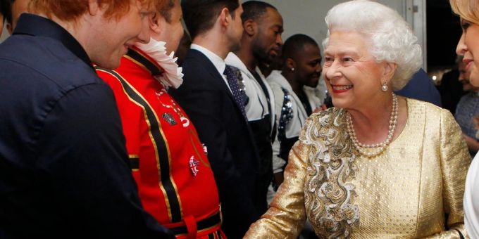 Ed Sheeran und Queen Elizabeth II. bei ihrem ersten Treffen im Jahr 2012. ed sheeran