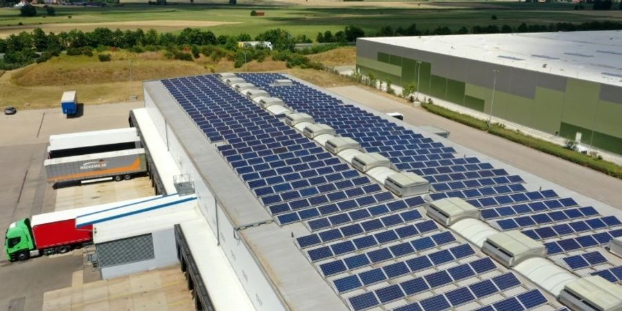 Solarstromanlage auf Lagerhallen in Süddeutschland