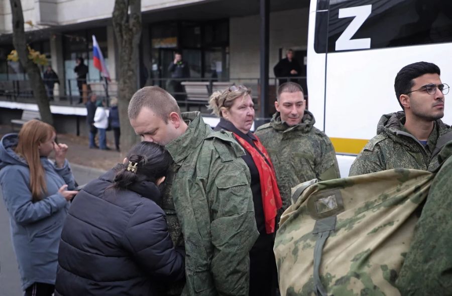 Russische Wehrpflichtige verabschieden sich von ihren Verwandten in einem Rekrutierungsbüro während der teilweisen Mobilisierung des russischen Militärs in Moskau, Russland, 6. Oktober 2022.