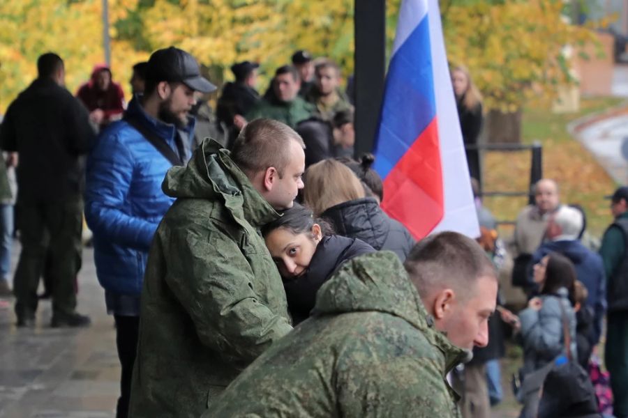 Russische Wehrpflichtige verabschieden sich von ihren Verwandten. Für die von ihm befohlene Teilmobilmachung steht Wladimir Putin zunehmend in Kritik.