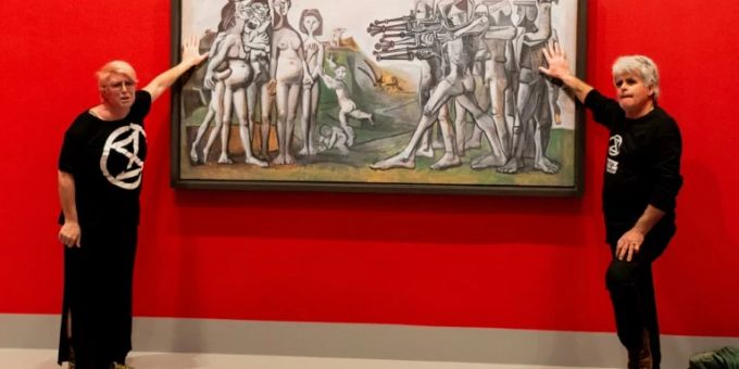 Klima-Aktivisten festgeklebt am Picasso-Gemälde AFP