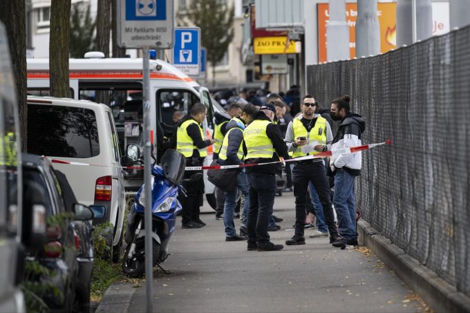 Polizisten kontrollieren verdächtige Personen an der Demonstration der Abtreibungsgegner am «Marsch fürs Läbe» in Oerlikon. Marsch fürs Läbe