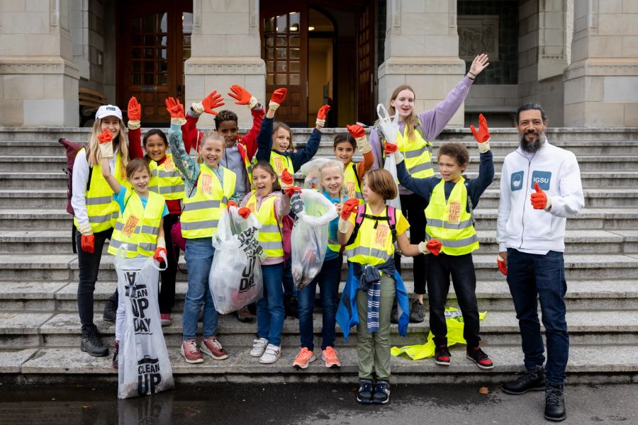 Sie gehen die Extrameile: Gross und Klein befreien am IGSU Clean-Up-Day die Schweiz von Littering.