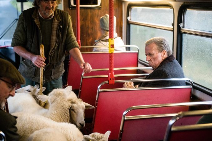 Flugzeug oder Zug wären einfacher? Die Bus-Reise quer durch das Vereinigte Königreich hat für Tom eine ganz besondere Bedeutung. Streaming The Last Bus