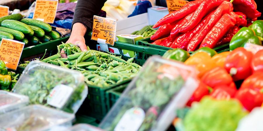 Wegen der hohen Inflation können sich viele Bürgerinnen und Bürger in Deutschland Obst und Gemüse nicht mehr leisten. Die Organisation Foodwatch fordert daher, die Mehrwertsteuer auf diesen Produkten zu streichen. (Archivbild)