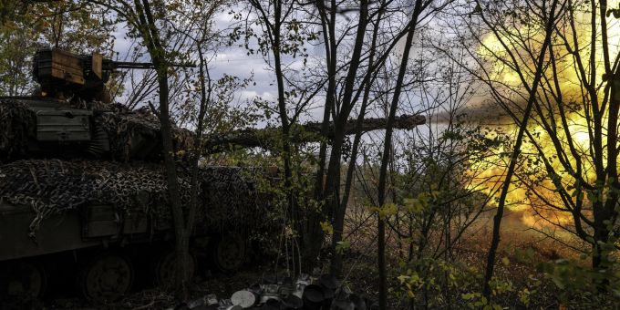 Ein ukrainischer Panzer feuert in der Nähe von Bachmut in Richtung russische Truppen. Ukraine Krieg Bachmut
