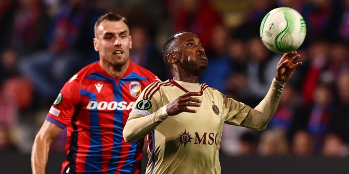 Gael Ondoua (Servette) im Einsatz gegen Viktoria Pilsen in der Europa Conference League. Servette Viktoria Pilsen