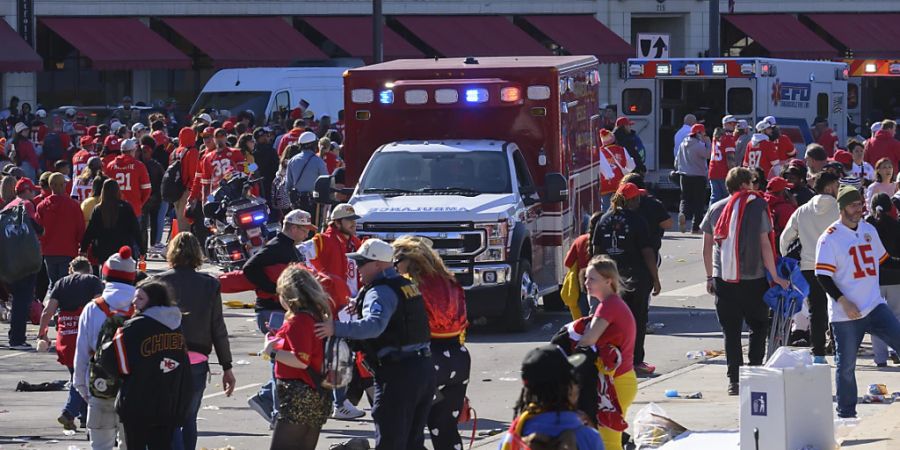 Die Polizei räumt das Gelände nach einem Zwischenfall nach der Siegesparade der Kansas City Chiefs im Einsatz. Die grosse Parade der Kansas City Chiefs nach ihrem vierten Super-Bowl-Titel ist von einem schweren Zwischenfall überschattet worden. Foto: Reed Hoffmann/AP/dpa