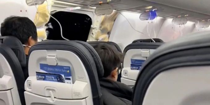 Passagiere, die in der Boeing 737-9 Max in der Nähe des abgerissenen Kabinenteils samt Fenster sitzen. Passagiere, die in der Boeing 737-9 Max in der Nähe des abgerissenen Kabinenteils samt Fenster sitzen.