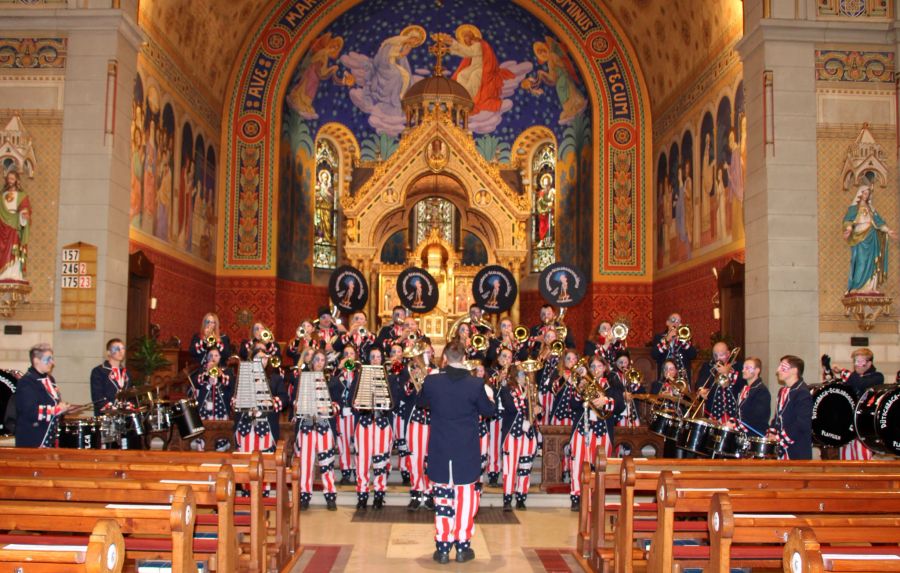 Die Guggenmusik «Dütschbach Schlorggeschlüüpfer» in der Kirche von Plaffeien FR.