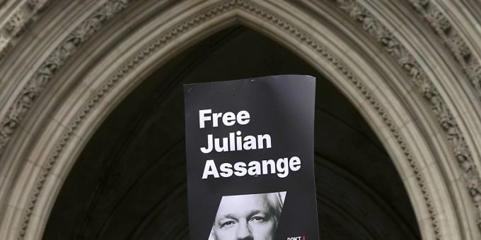 Ein Transparent, mit dem Konterfei von WikiLeaks-Gründer, Julian Assange, vor dem Royal Courts of Justice in London. Ein Transparent, mit dem Konterfei von WikiLeaks-Gründer, Julian Assange, vor dem Royal Courts of Justice in London. Foto: Kirsty Wigglesworth/AP/dpa