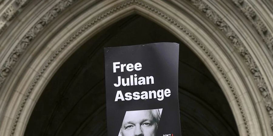 Ein Transparent, mit dem Konterfei von WikiLeaks-Gründer, Julian Assange, vor dem Royal Courts of Justice in London. Foto: Kirsty Wigglesworth/AP/dpa