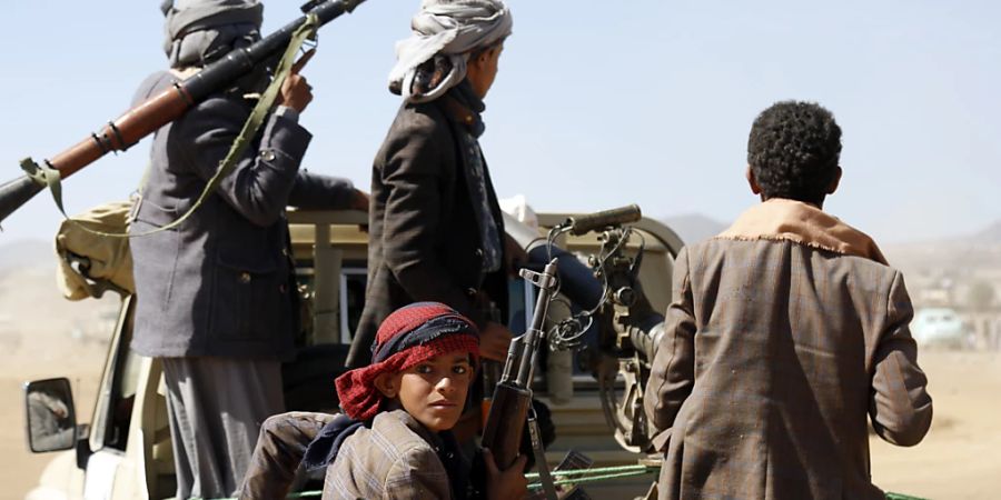 Huthi-Rebellen sitzen auf der Ladefläche eines Fahrzeugs im Jemen. Foto: Uncredited/AP/dpa