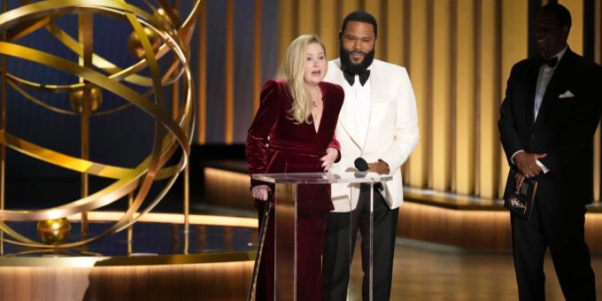 Christina Applegate (52), links, bei der Vergabe der Emmy Awards. Christina Applegate bei Emmys
