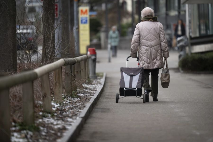 Per 1. Januar 2024 wurde Zehntausenden Rentnerinnen und Rentnern die Ergänzungsleistungen (EL) gekürzt.