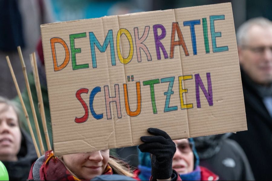 Für Extremismusexperte Adrian Oertli steht fest: Aufgrund der politischen Rahmenbedingungen sei die Schweiz stärker von konstruktiver Zusammenarbeit geprägt als Deutschland. (Symbolbild)