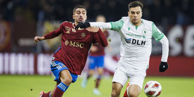 Alexis Antunes (Servette) gegen Boris Cespedes (Yverdon) in der Super League. Servette Yverdon Super League
