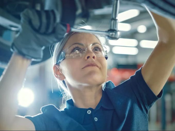 Clyde kümmert sich um den Service deines E-Autos. Bei Werkstattarbeiten, die länger als zwei Stunden dauern, erhältst du ein Ersatzfahrzeug. clyde