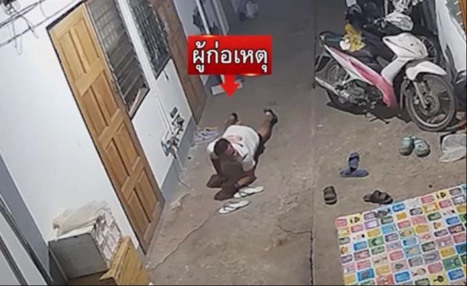 Auf den Bildern der Überwachungskamera ist zu sehen, wie der Mann die Flip-Flops besteigt. Überwachungskamera