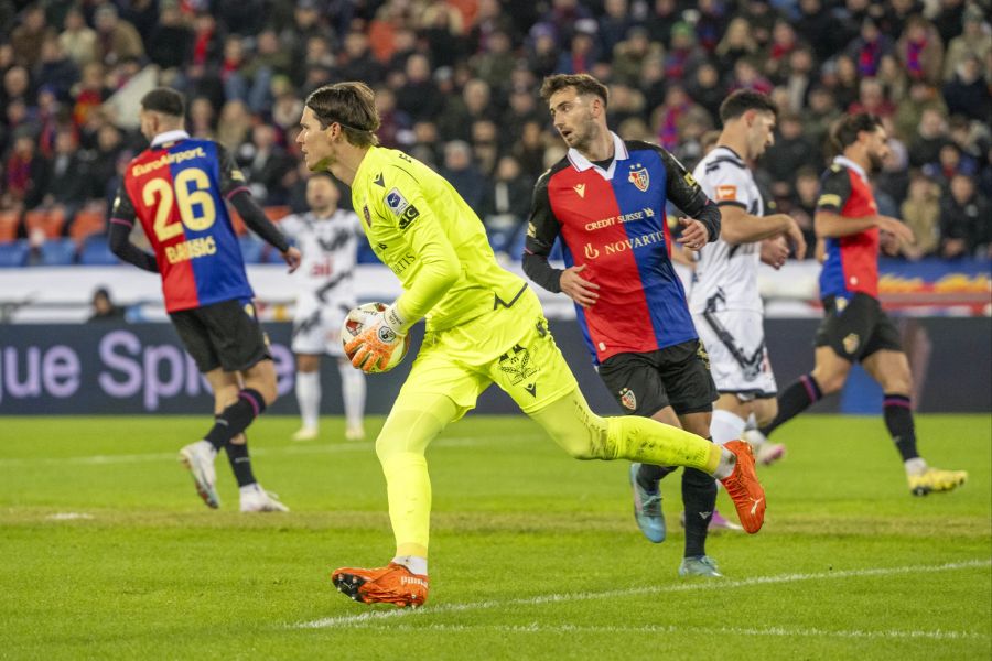 FCB-Keeper Marwin Hitz hält die Kugel sicher in seinen Händen.