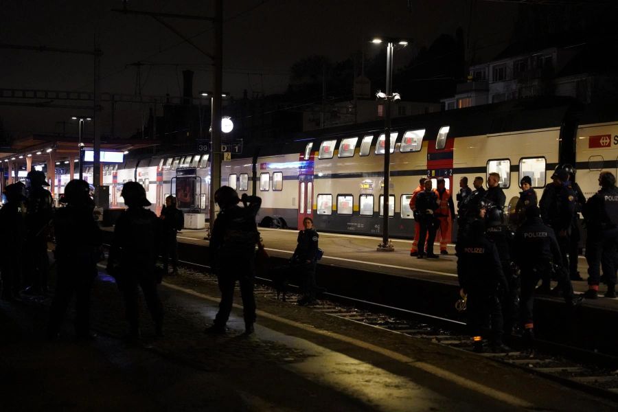 Die Polizei führte eine Personenkontrolle durch und hat mehrere Personen festgenommen.