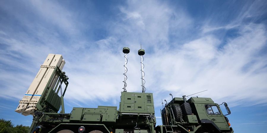 ARCHIV - Ein Launcher des Luftverteidigungssystems IRIS-T SLM der Firma Diehl Defence steht während der Vorstellung der European Air Defence Academy in der Kaserne Todendorf auf einer Platte. Foto: Sebastian Gollnow/dpa