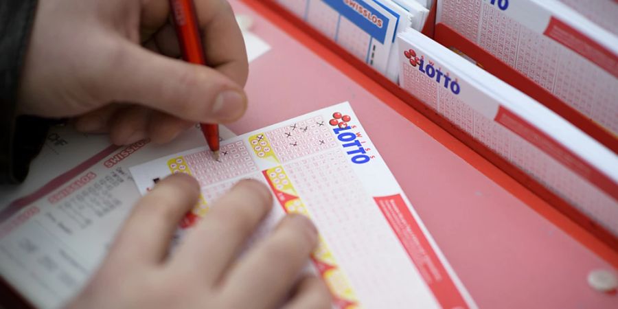 Ein Spieler versucht sein Glück beim Lotto. (Archivbild)