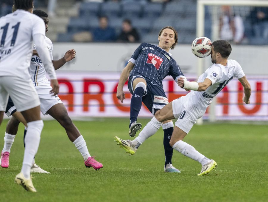 Nicolas Haas vom FC Luzern duelliert sich mit Antonio Marchesano um den Ball.