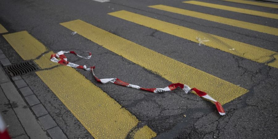 Polizeiabsperrband auf Zebrastreifen