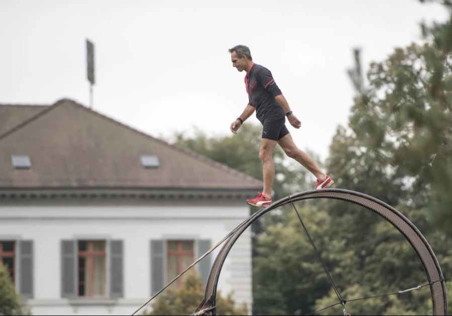 Der Extremsportler kurz nach seinem Start zum 25-Stunden-Weltrekordversuch im und auf dem «Todesrad» am 1. September 2018 in Zofingen.