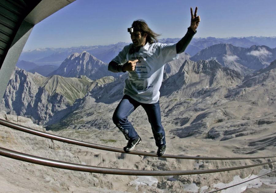 Der Schweizer Hochseilartist am 30. August 2009 auf der 2943 Meter hoch gelegenen Bergstation der Gletscherbahn auf der Zugspitze in Bayern.