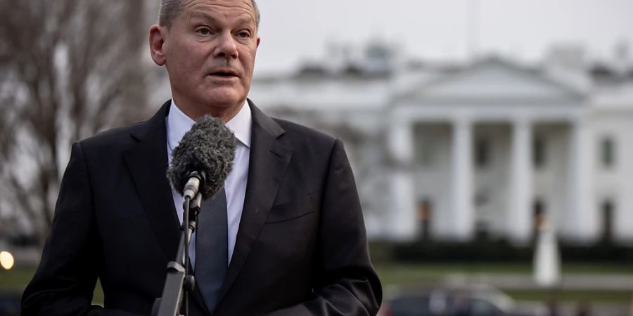 Bundeskanzler Olaf Scholz (SPD), gibt ein Pressestatement nach seinem bilateralen Treffen mit US-Präsident Biden im Oval Office im Weissen Haus. Für Scholz war es bereits der dritte Besuch im Weissen Haus als Kanzler. Foto: Michael Kappeler/dpa