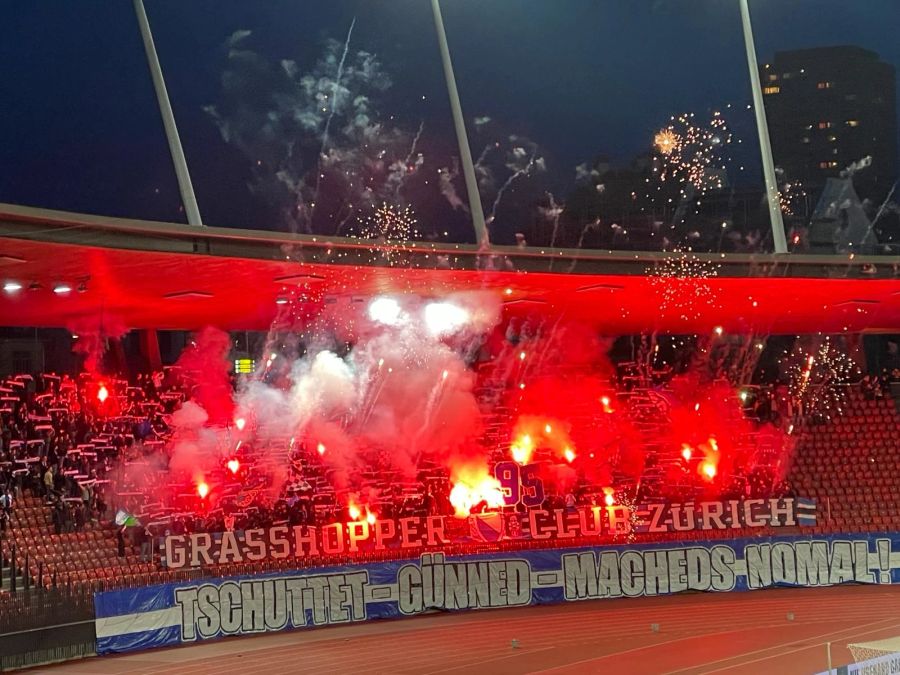 Die Fans von GC zünden vor der Partie ein Feuerwerk.