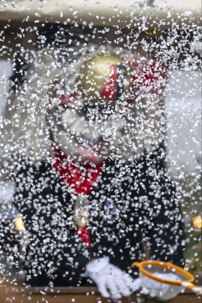 Ein als Waggis kostümierter Fasnächtler wirft Räppli in die Zuschauer am Cortege am dritten und letzten der «Drey scheenschte Dääg», an der Fasnacht in Basel 2023. (Archivbild) onlinereports basel