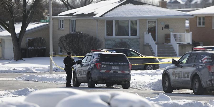 Einsatzkräfte der Polizei arbeiten an einem Tatort. Die Polizei im US-Bundesstaat Illinois fahndet nach einem Verdächtigen, der für den Tod von bis zu acht Menschen verantwortlich sein könnte. Foto: Eileen T. Meslar/Chicago Tribune/AP/dpa - ACHTUNG: Nur zur redaktionellen Verwendung und nur mit vollständiger Nennung des vorstehenden Credits