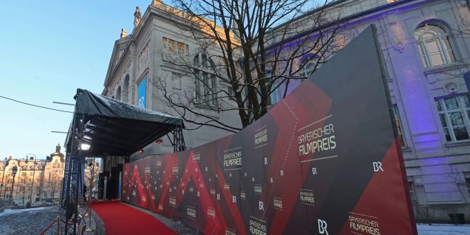 Der rote Teppich ist vor der Verleihung des Bayerischen Filmpreises ausgerollt. (Archivbild) Der Rote Teppich ist vor der Verleihung des Bayerischen Filmpreises ausgerollt.